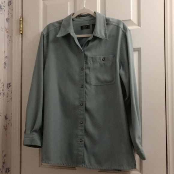 Liz Claiborne Tops - Crazy Horse a Liz Claiborne Co. Button front shirt